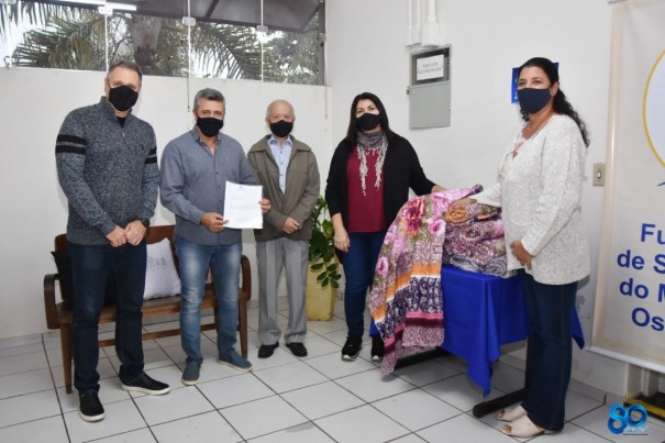 Fundo Social recebe doa��o de 100 cobertores da Loja Ma��nica Trabalho e Firmeza de Osvaldo Cruz