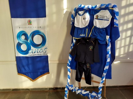 Prefeitura de Osvaldo Cruz entrega uniformes para alunos da Rede Municipal de Ensino