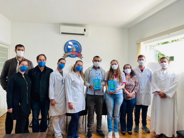 Rotaract de Adamantina em parceria com Rede Promover Vidas faz doa��o de tablets para Santa Casa