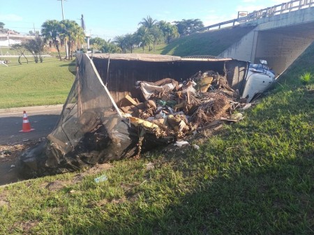 Caminhão da Prefeitura carregado de sucata tomba no trevo de acesso a Adamantina