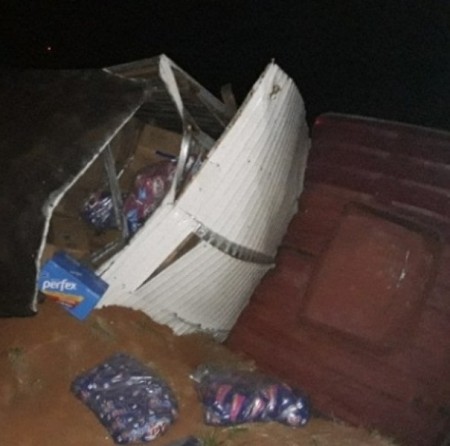 Caminhão carregado com produtos de limpeza tomba na SP-294