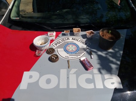 PM de Osvaldo Cruz prende dois homens por porte de drogas, entre elas mais de 30 sementes de maconha