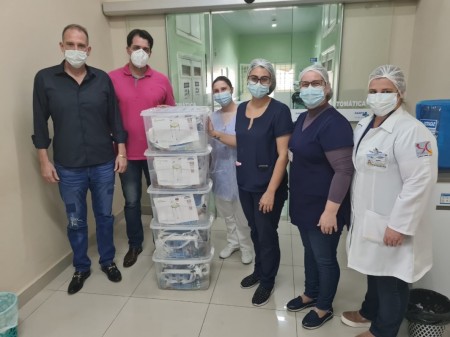 Vereadores Luís Ricardo Spada Bonfim e Homero Massarente conseguem doação de 10 capacetes respiradores para a Santa Casa de OC