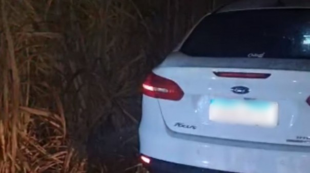 Carro roubado em Parapu  encontrado abandonado em canavial