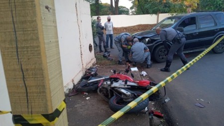 Mulher é presa por homicídio após bater carro contra moto com o marido e outra mulher
