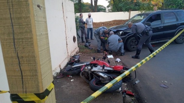 Mulher � presa por homic�dio ap�s bater carro contra moto com o marido e outra mulher