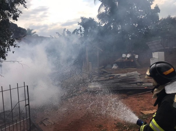 Inc�ndio destr�i casa de madeira no centro de Parapu�