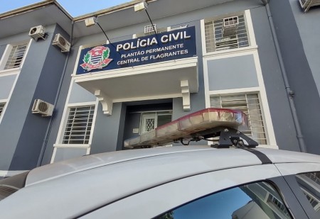 Dupla armada rouba dinheiro e celular após invadir residência em Presidente Prudente