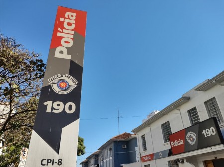 Homem é socorrido depois de ser esfaqueado e mulher alega ter dado facada para se defender de agressões