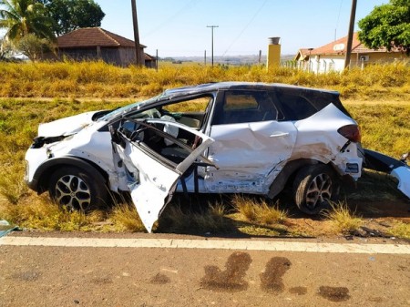 Veículo capota após bater em carro na Rodovia Júlio Budiski, em Alfredo Marcondes