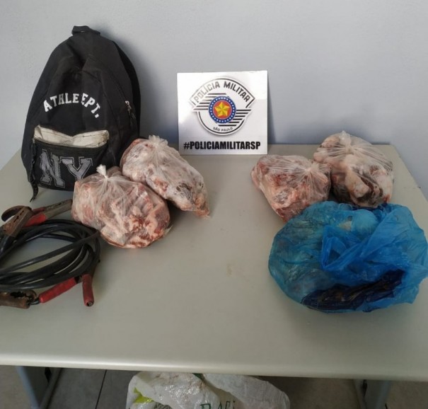 Durante furto, rapaz � surpreendido dentro de estacionamento com 13 quilos de carne e cabo de transmiss�o de energia