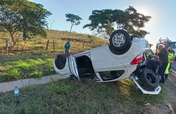 Carro capota em trecho da Rodovia Raposo Tavares em �lvares Machado
