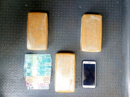 Passageira de ônibus é flagrada com mais de 3 quilos de pasta base de cocaína em Presidente Epitácio