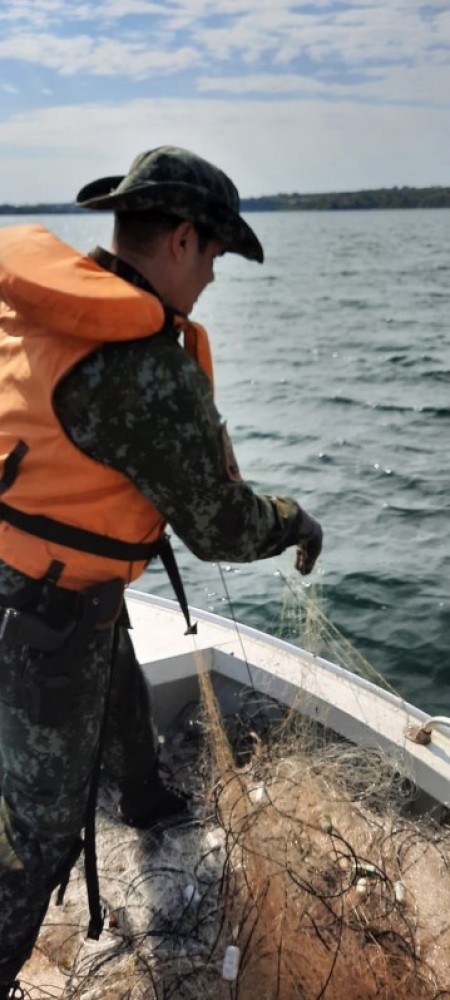 Homem é multado por pescar com método não permitido em lago de usina hidrelétrica