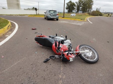 Rapazes ficam feridos após batida entre carro e motocicleta na Rodovia Arthur Boigues Filho