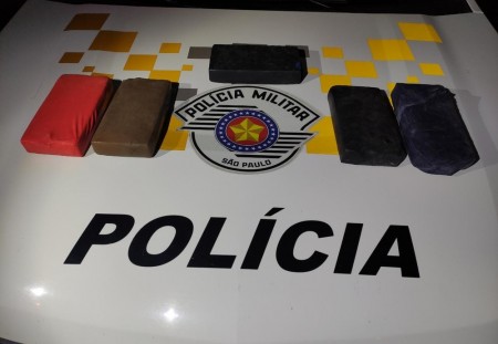 Passageira de ônibus é flagrada com tabletes de pasta base de cocaína durante abordagem policial na SP-270