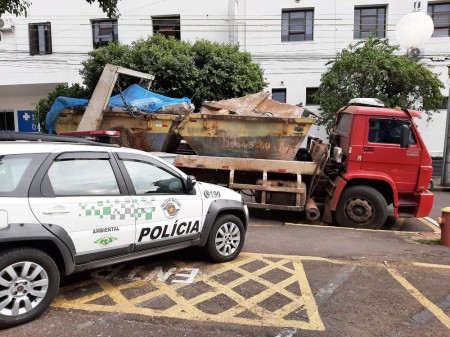 Descarte irregular de resíduos sólidos em terreno vira caso de polícia após flagrante na Vila Nova Prudente