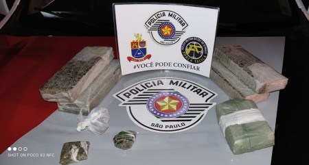 Polícia encontra tabletes de maconha guardados em estante durante vistoria em casa em Adamantina