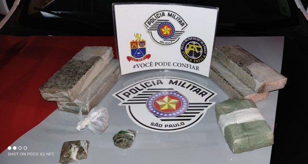 Pol�cia encontra tabletes de maconha guardados em estante durante vistoria em casa em Adamantina