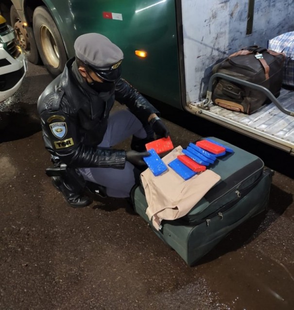 Passageira de �nibus � flagrada pela pol�cia transportando tabletes de haxixe presos em cinta el�stica