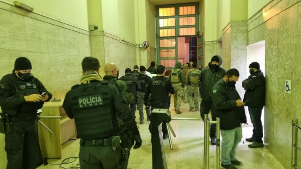 Organiza��o criminosa suspeita de praticar golpes eletr�nicos � alvo de opera��o policial