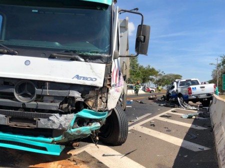 Motorista de caminhonete fica gravemente ferido em colisão no trevo de Osvaldo Cruz
