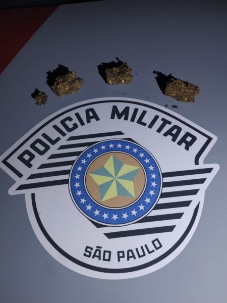 Mulher com denúncia de tráfico é surpreendida com maconha, em Osvaldo Cruz