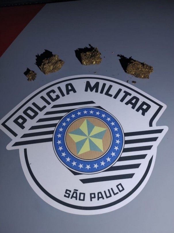 Mulher com den�ncia de tr�fico � surpreendida com maconha, em Osvaldo Cruz