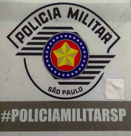 Homem dispensa cocaína ao avistar a viatura da Polícia Militar, em Salmourão