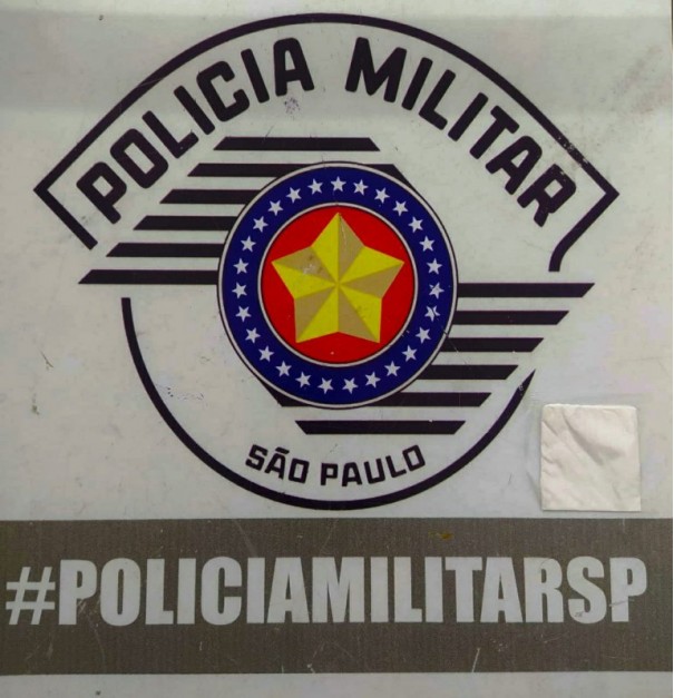 Homem dispensa coca�na ao avistar a viatura da Pol�cia Militar, em Salmour�o