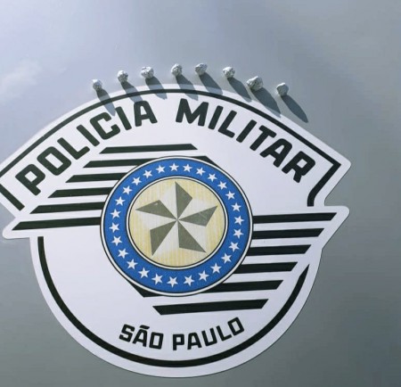 Polícia Militar localiza crack em veículo e dois homens são presos por porte de drogas, em Osvaldo Cruz