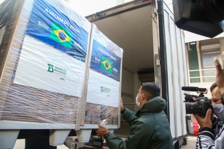 Butantan entrega 1,1 milhão de doses da CoronaVac ao Ministério da Saúde e paralisa produção da vacina por falta de matéria-prima