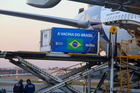 Lote com 3 mil litros de insumo para vacina CoronaVac chega a SP