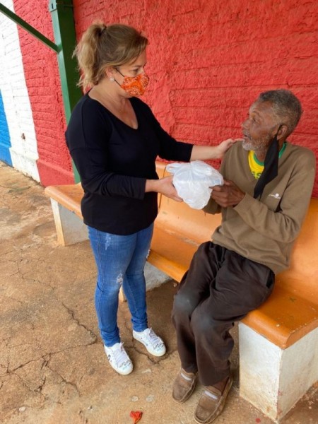 Prefeitura de Salmourão distribui 300 marmitas para os salmouroenses neste domingo