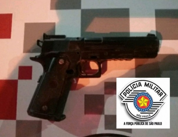 Pol�cia Militar apreende simulacro de arma de fogo em Osvaldo Cruz
