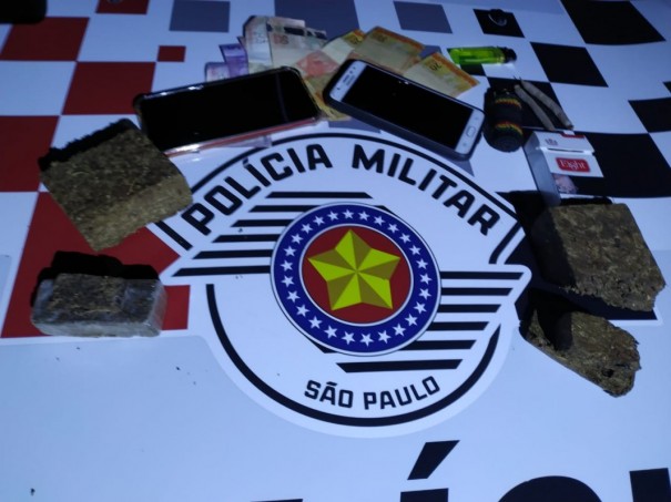 Pol�cia Militar prende tr�s homens por tr�fico e associa��o para o tr�fico de drogas, e apreende cerca de 0,500 kg de maconha