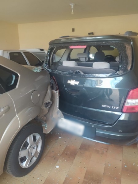 Veículo engata ré, atravessa a rua, arrebenta portão da casa da frente e danifica dois veículos, em Osvaldo Cruz