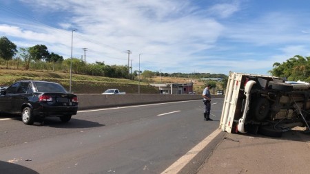Acidente de trânsito envolve cinco veículos e deixa três pessoas feridas na Rodovia Raposo Tavares, em Álvares Machado