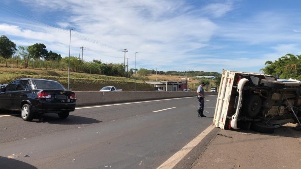 Acidente de tr�nsito envolve cinco ve�culos e deixa tr�s pessoas feridas na Rodovia Raposo Tavares, em �lvares Machado