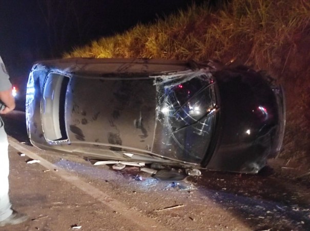 Homem de 35 anos morre em acidente entre carro e carreta na SP-294, em Osvaldo Cruz