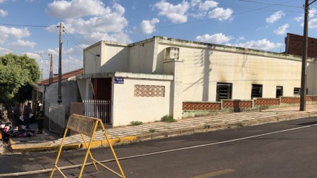 Bombeiros combatem incêndio em residência, em Osvaldo Cruz