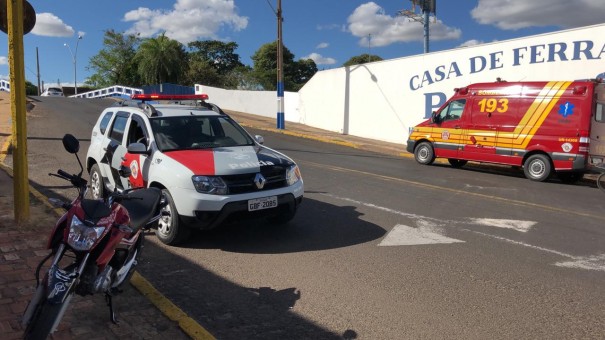 Acidente envolvendo motocicleta e �nibus deixa um homem ferido, em Osvaldo Cruz
