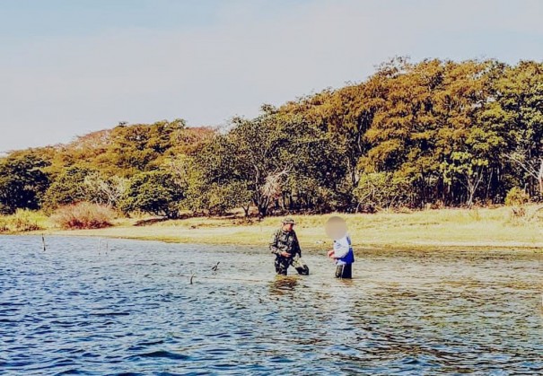 Dupla � multada pela Pol�cia Militar Ambiental por pescar em local proibido no Rio Paranapanema