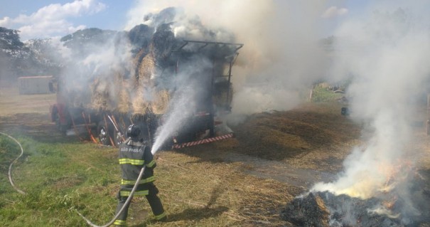 Inc�ndio em carga de feno em carroceria de caminh�o mobiliza Corpo de Bombeiros