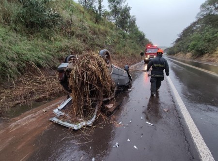 Após aquaplanagem, carro bate em barranco e capota na Rodovia Olímpio Ferreira da Silva