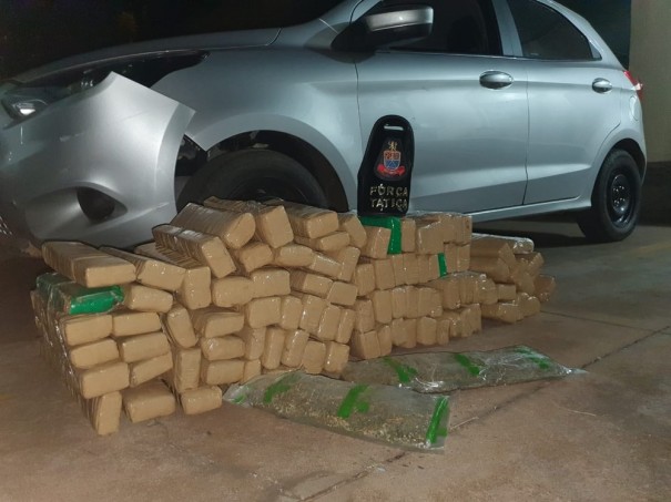 Ap�s persegui��o, Pol�cia Militar localiza 93 tijolos de maconha em ve�culo e motorista � preso por tr�fico