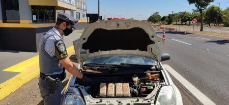 Motorista fica nervoso durante vistoria e polícia localiza quatro tabletes de crack escondidos em fundo falso de painel de carro