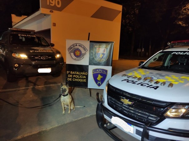 Mulher � detida ap�s ser flagrada pela pol�cia com por��es de haxixe presas na cintura, em Presidente Epit�cio