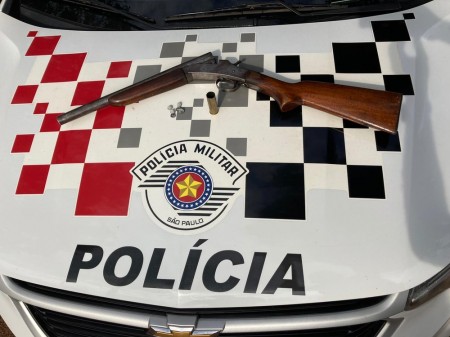 Polícia prende homem por posse ilegal de arma de fogo após criança informar que o pai tinha uma espingarda em casa