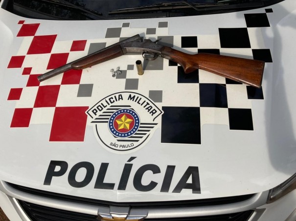 Pol�cia prende homem por posse ilegal de arma de fogo ap�s crian�a informar que o pai tinha uma espingarda em casa